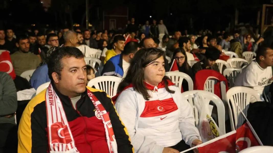 Kepez’de Stadyum Havası: Dokumapark’ta Milli Coşku Zirve Yaptı! 2